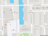 Ambulance met gepaste spoed naar de Strackéstraat in Amsterdam