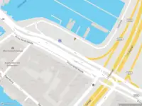 Ambulance met gepaste spoed naar de Rapenburg in Amsterdam