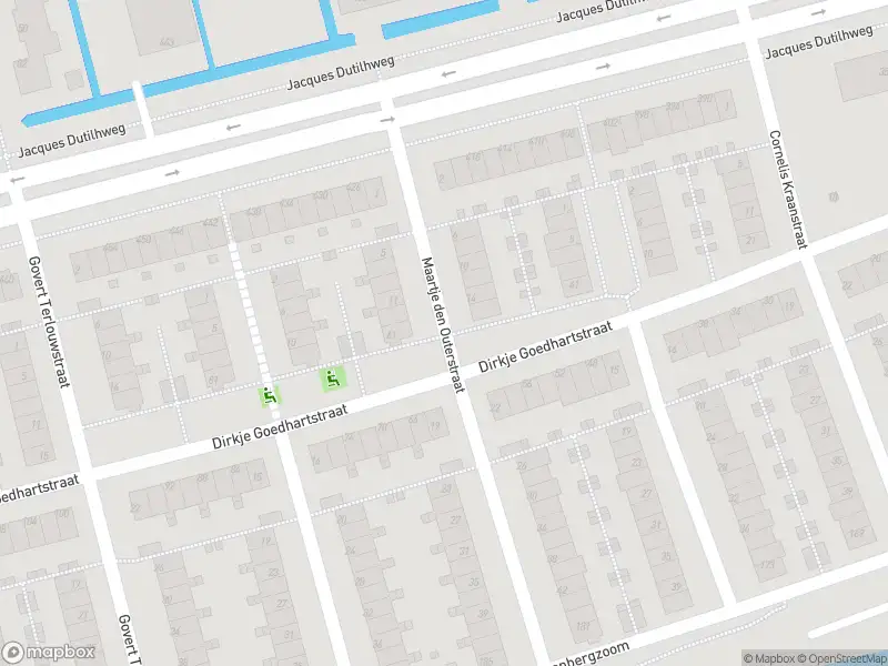 Ambulance met grote spoed naar de Maartje den Outerstraat in Rotterdam