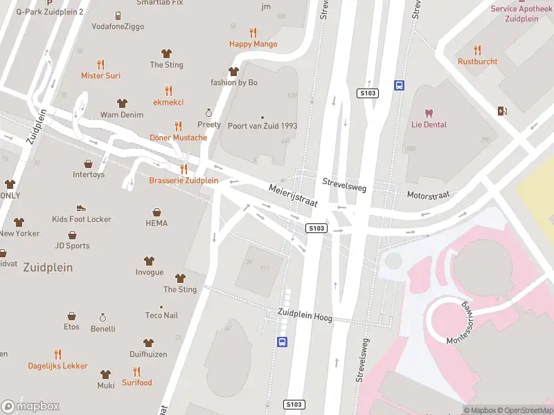 Ambulance met gepaste spoed naar de Strevelsweg in Rotterdam