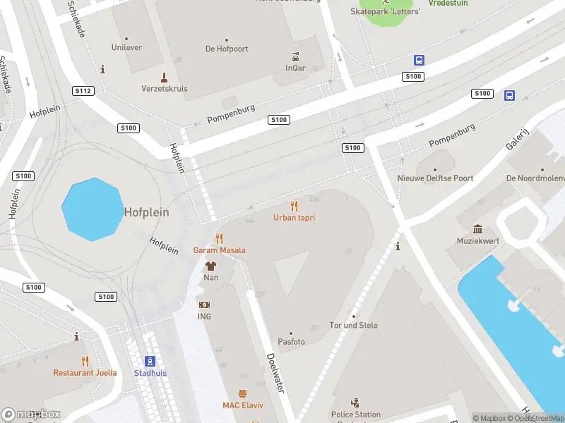 Ambulance met gepaste spoed naar de Pompenburg in Rotterdam