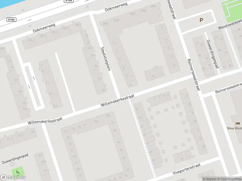 Ambulance met grote spoed naar de Steelvlietplein in Amsterdam