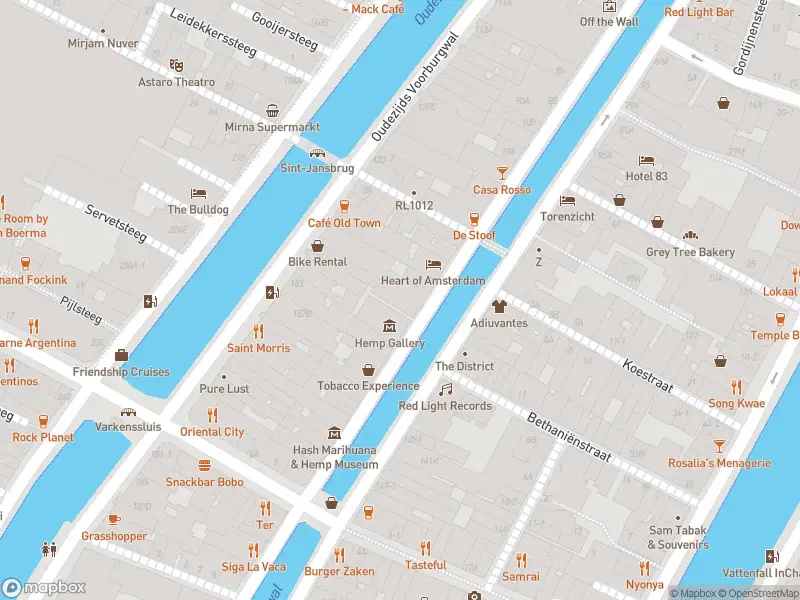 Politie met grote spoed naar de Oudezijds Achterburgwal in Amsterdam vanwege personen te water