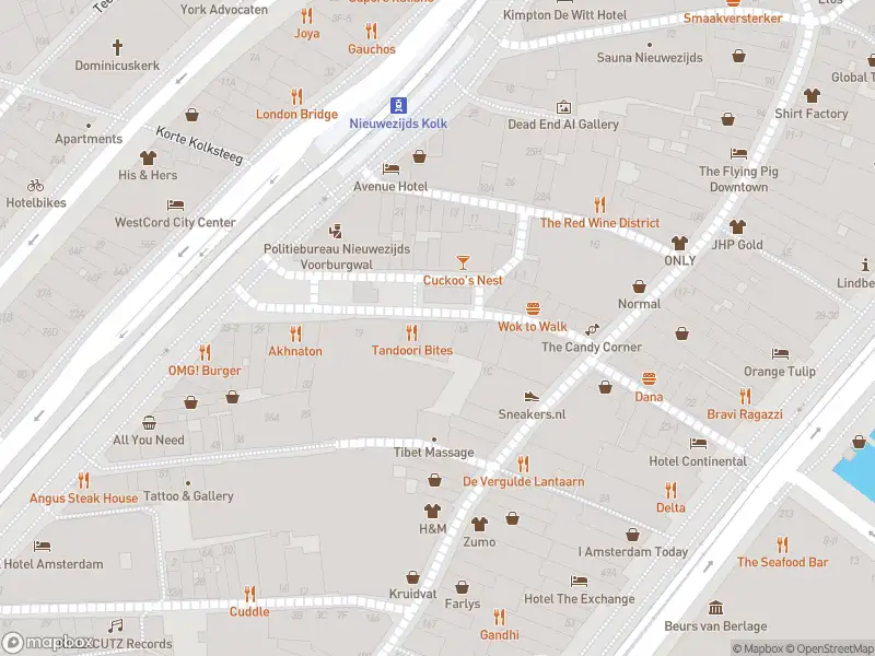 Ambulance met grote spoed naar de Nieuwezijds Kolk in Amsterdam