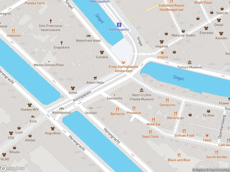 Ambulance met gepaste spoed naar de Koningsplein in Amsterdam