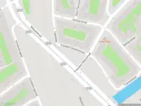 Ambulance met gepaste spoed naar de Nieuwezijds Voorburgwal in Amsterdam