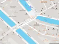 Ambulance met gepaste spoed naar de Koningsplein in Amsterdam