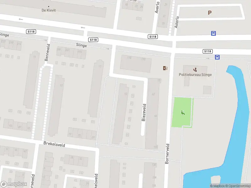 Ambulance met grote spoed naar de Biezeveld in Rotterdam