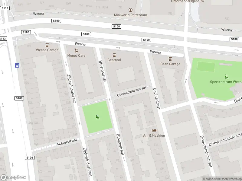 Ambulance met grote spoed naar de Coolsedwarsstraat in Rotterdam