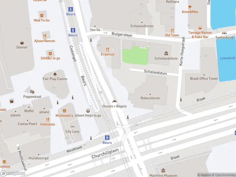 Ambulance met grote spoed naar de Coolsingel in Rotterdam