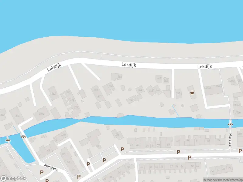 Ambulance met grote spoed naar de Lekdijk in Nieuw-Lekkerland