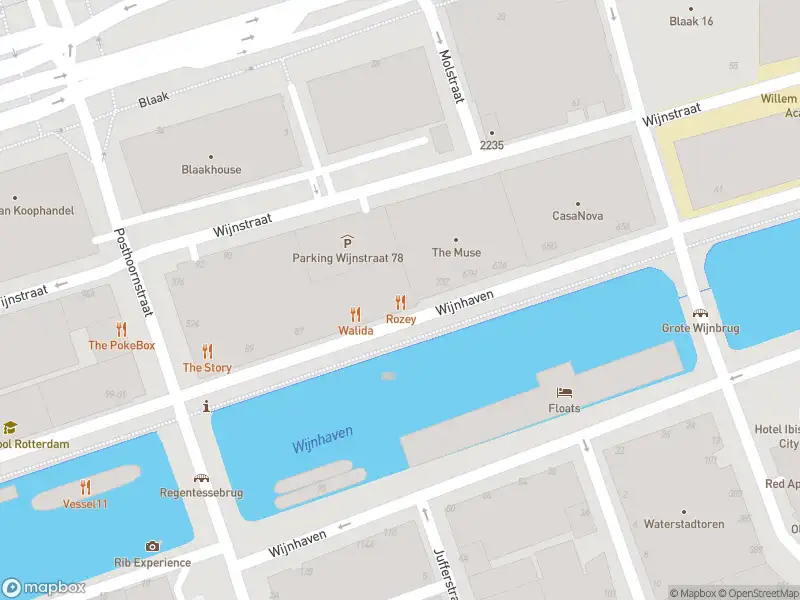 Ambulance met grote spoed naar de Wijnhaven in Rotterdam