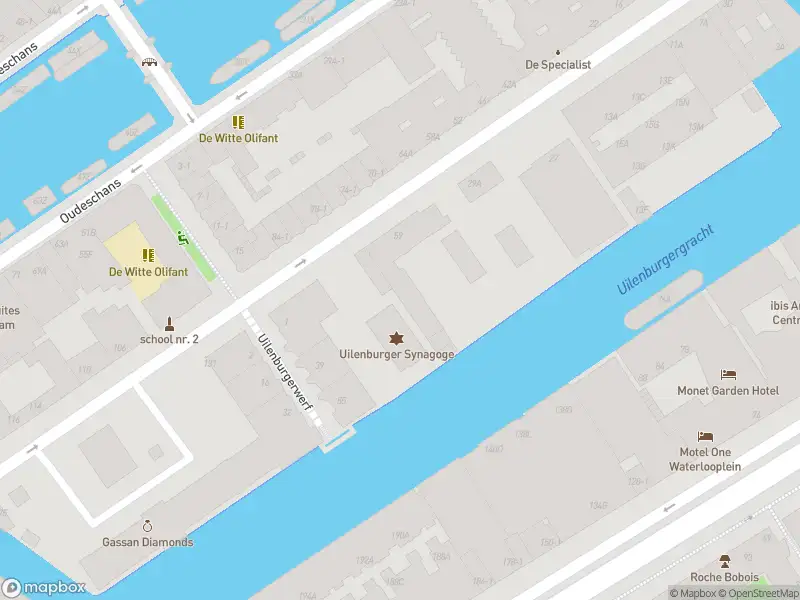 Brandweer met gepaste spoed naar de Nieuwe Uilenburgerstraat in Amsterdam