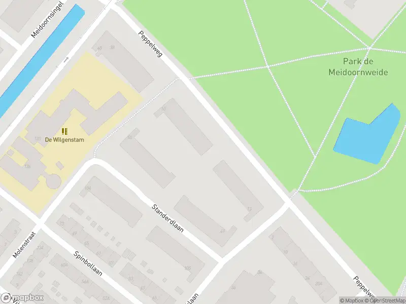 Ambulance met grote spoed naar de Peppelweg in Rotterdam