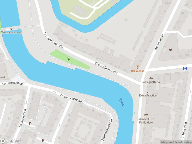 Ambulance met grote spoed naar de Crooswijksebocht in Rotterdam