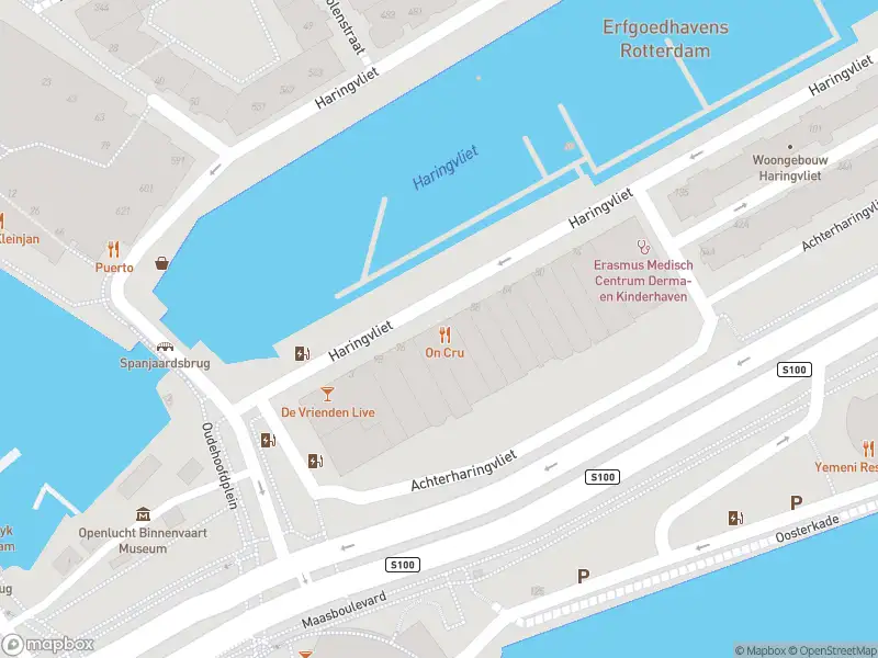 Ambulance met grote spoed naar de Haringvliet in Rotterdam