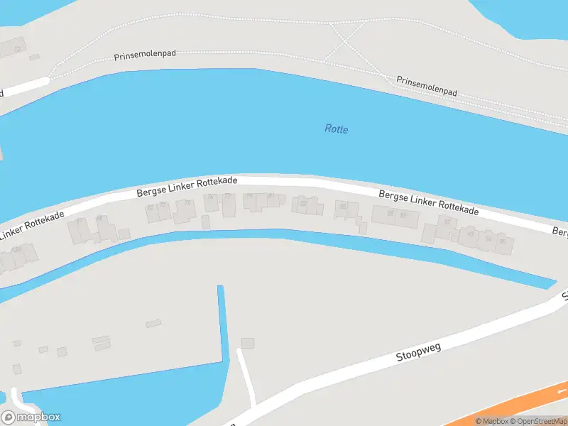 Ambulance met grote spoed naar de Bergse Linker Rottekade in Rotterdam