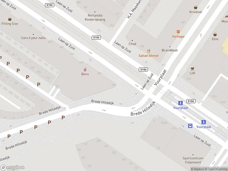 Ambulance met gepaste spoed naar de Brede Hilledijk in Rotterdam