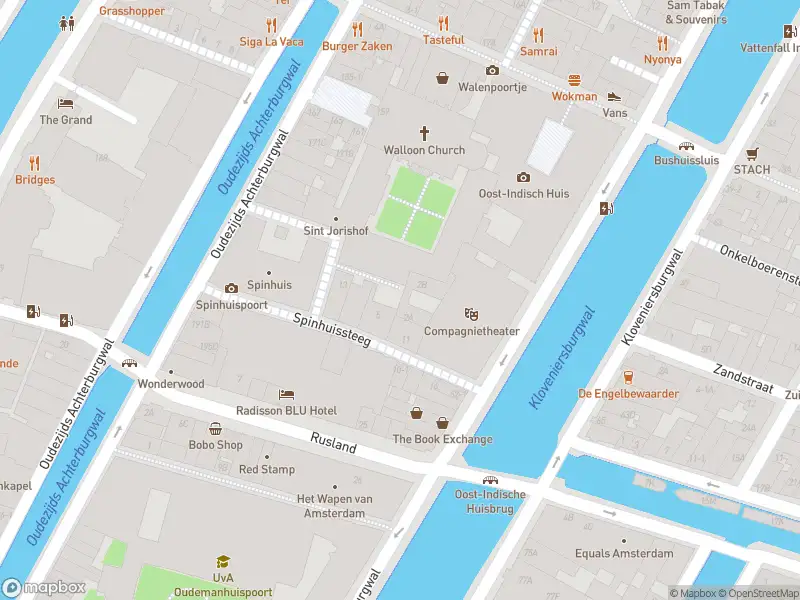 Ambulance met grote spoed naar de Dwars Spinhuissteeg in Amsterdam