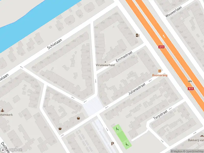 Ambulance met grote spoed naar de Emmastraat in Rotterdam