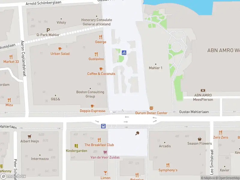 Ambulance met gepaste spoed naar de Gustav Mahlerplein in Amsterdam