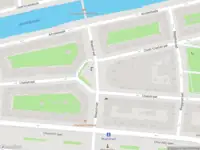 Ambulance met grote spoed naar de Berkelstraat in Amsterdam