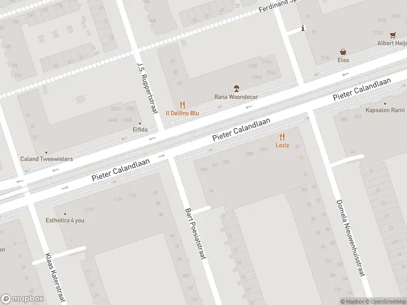 Ambulance met grote spoed naar de Bart Poesiatstraat in Amsterdam