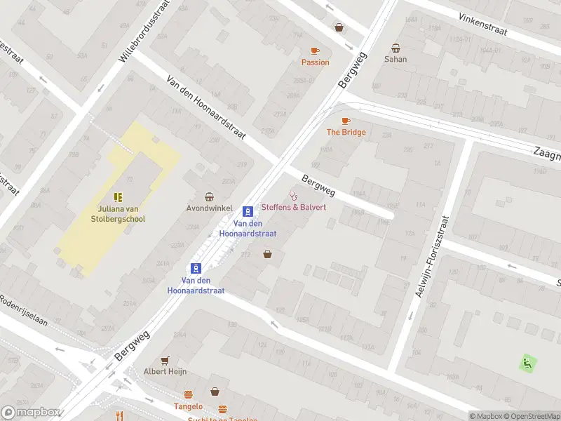 Ambulance met grote spoed naar de Bergweg in Rotterdam