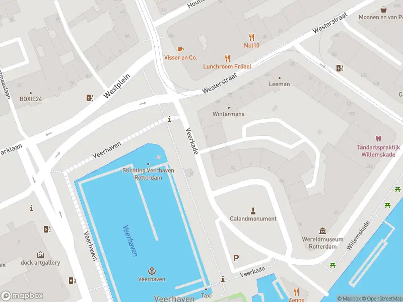 Ambulance met grote spoed naar de Veerkade in Rotterdam