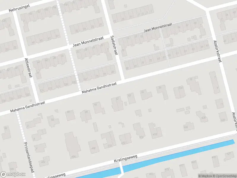 Ambulance met grote spoed naar de Mahatma Gandhistraat in Rotterdam