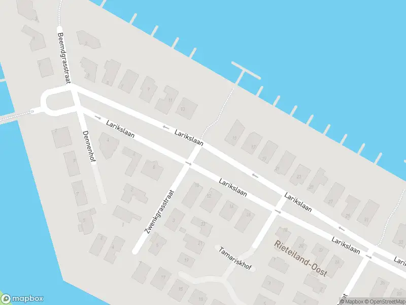 Ambulance met gepaste spoed naar de Larikslaan in Amsterdam