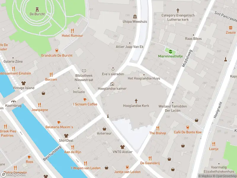 Ambulance met gepaste spoed naar de Burgsteeg in Leiden