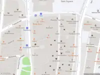 Ambulance met gepaste spoed naar de Jonge Roelensteeg in Amsterdam