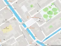 Ambulance met grote spoed naar de Doelenplein in Delft