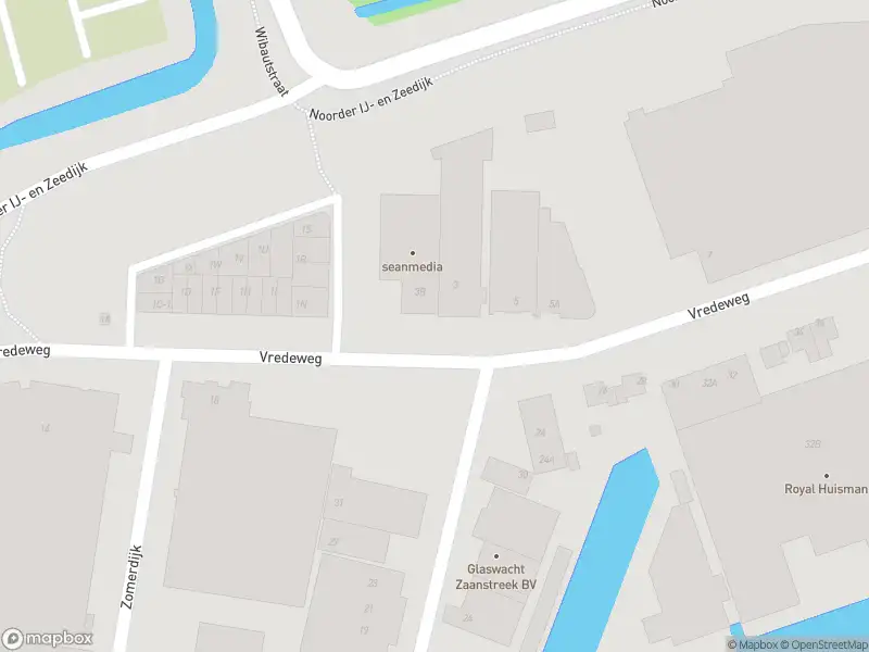 Ambulance met grote spoed naar de Vredeweg in Zaandam