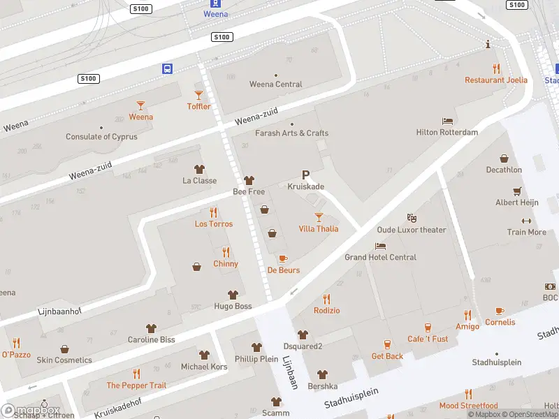 Ambulance met grote spoed naar de Kruiskade in Rotterdam