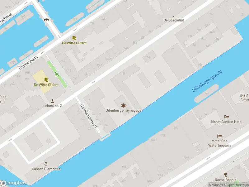 Ambulance met grote spoed naar de Nieuwe Uilenburgerstraat in Amsterdam