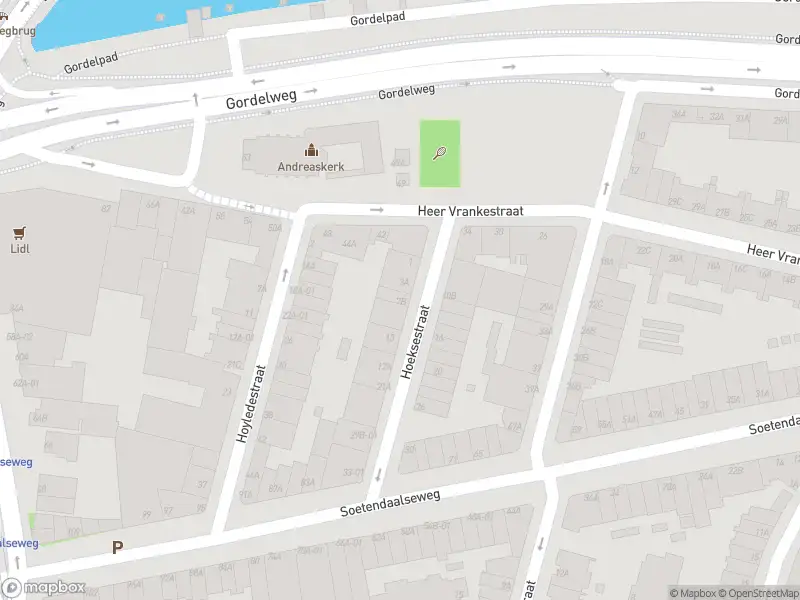 Ambulance met grote spoed naar de Hoeksestraat in Rotterdam