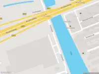 Politie met grote spoed naar de Schiekade in Delft vanwege voertuigen te water