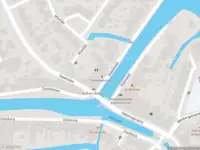 Brandweer en politie met grote spoed naar de Geeuwkade in IJlst vanwege middelgrote brand