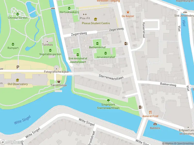 Ambulance met gepaste spoed naar de Sterrenwachtlaan in Leiden