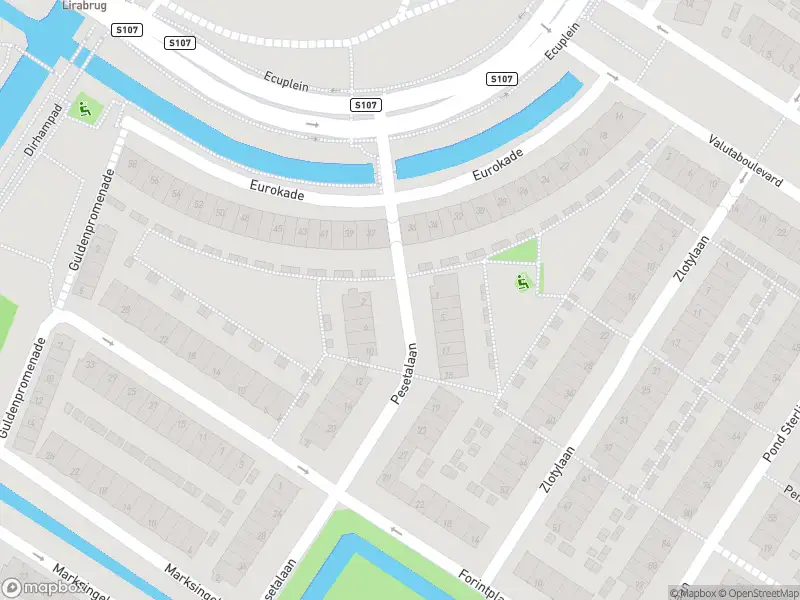 Ambulance met grote spoed naar de Pesetalaan in Amsterdam