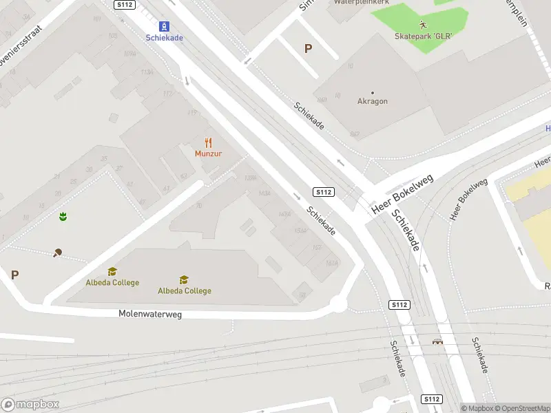 Ambulance met gepaste spoed naar de Schiekade in Rotterdam