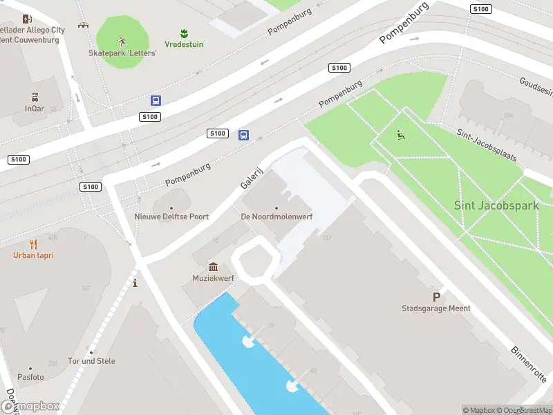 Ambulance met grote spoed naar de Noordmolenwerf in Rotterdam