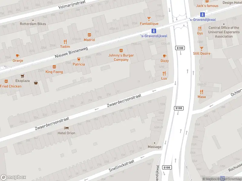 Ambulance met grote spoed naar de Zwaerdecroonstraat in Rotterdam