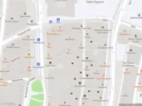 Ambulance met grote spoed naar de Jonge Roelensteeg in Amsterdam