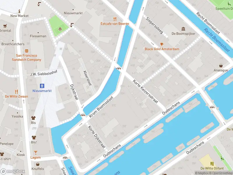 Ambulance met grote spoed naar de Koningsstraat in Amsterdam