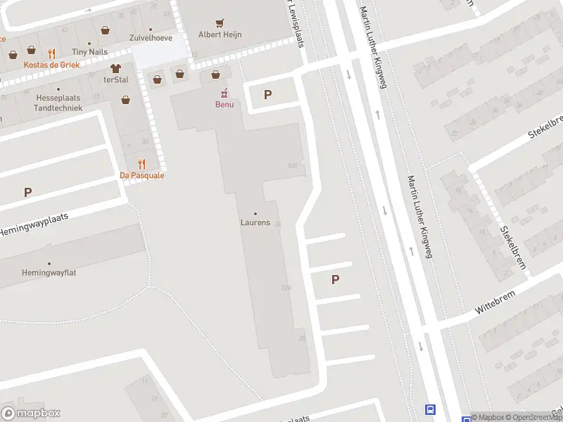 Ambulance met grote spoed naar de Sinclair Lewisplaats in Rotterdam