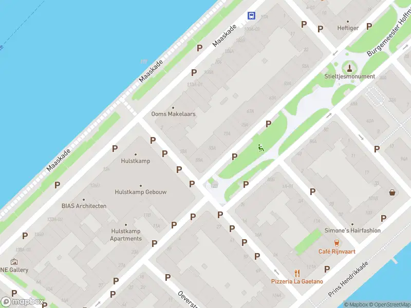 Ambulance met grote spoed naar de Burgemeester Hoffmanplein in Rotterdam