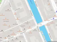 Ambulance met gepaste spoed naar de Hannie Dankbaarpassage in Amsterdam